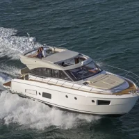 vente-bateau-moteur-bavaria-gamme-virtess-420-fly-coupé_11